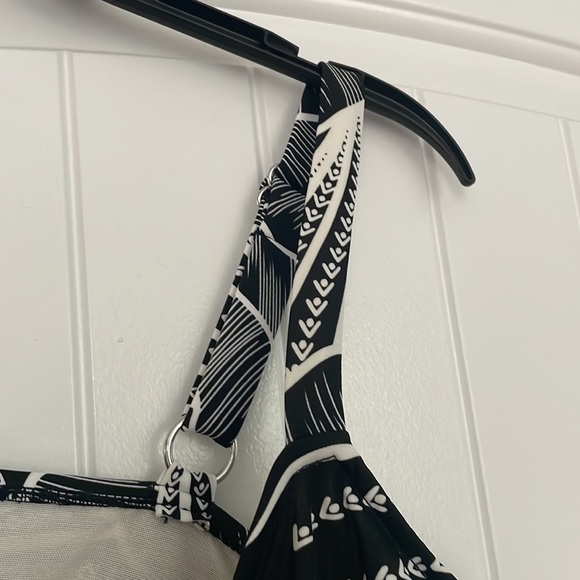 Ruffled front women’s swimsuit top — size 16 - Picture 3 of 5